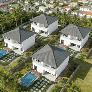 تراس واسع في الطابق الثاني مع سياج زجاجي.