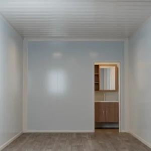 断熱パネルと吊り上げ作業。